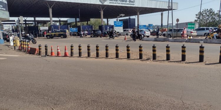 Bloqueio temporário da PRF para retorno de motociclistas provoca protesto na Ponte da Amizade