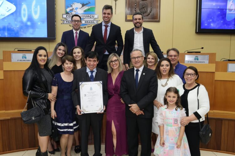 Radialista Nelso Rodrigues recebe Título de Cidadão Honorário de Foz do Iguaçu