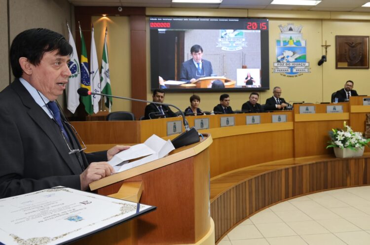 Radialista Nelso Rodrigues recebe Título de Cidadão Honorário de Foz do Iguaçu