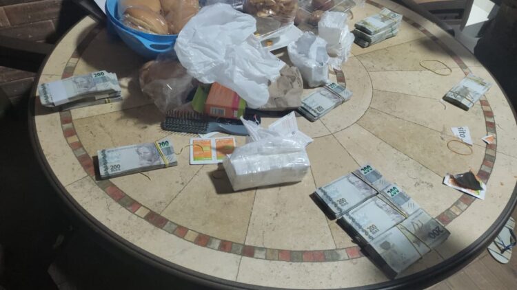 Quatro policiais rodoviários federais presos são acusados de vender mercadorias apreendidas