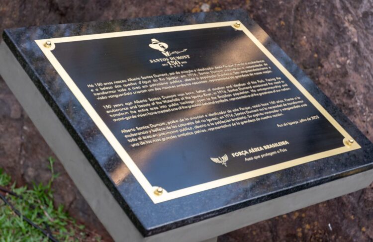 Esquadrilha da Fumaça faz show nas Cataratas do Iguaçu para homenagear Santos Dumont