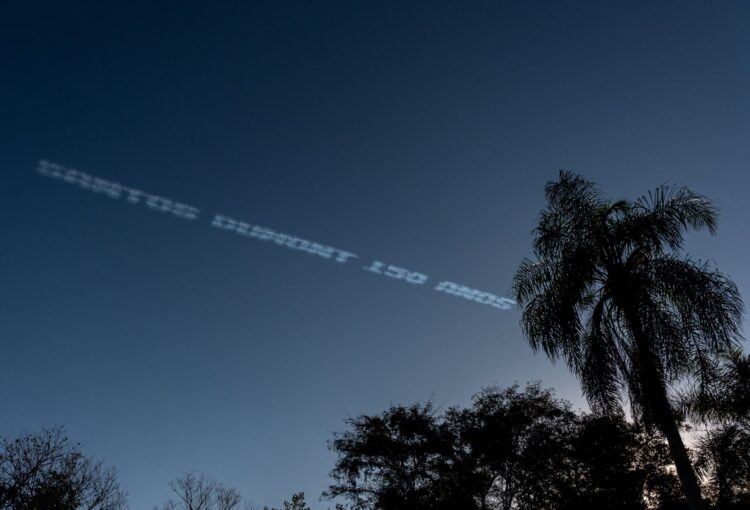 Esquadrilha da Fumaça faz show nas Cataratas do Iguaçu para homenagear Santos Dumont