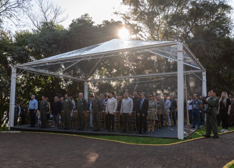 Esquadrilha da Fumaça faz show nas Cataratas do Iguaçu para homenagear Santos Dumont