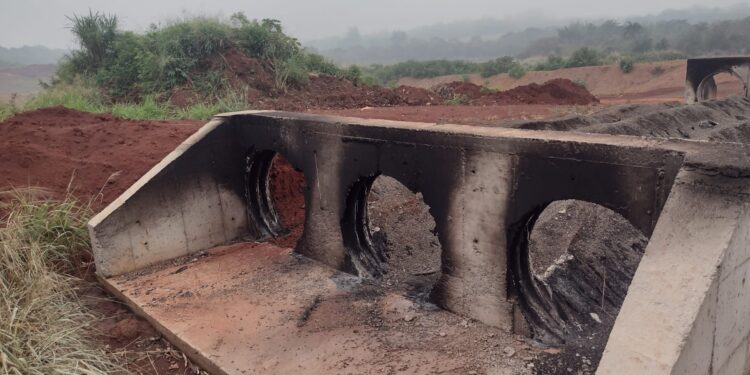 Vândalos provocam incêndio em uma galeria nas obras da Perimetral Leste em Foz