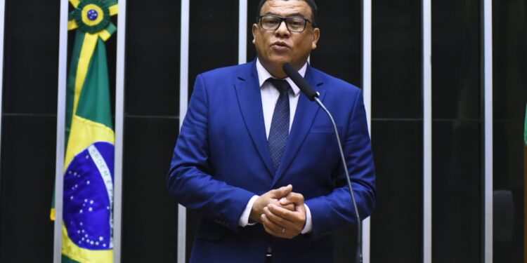 “Sou deputado federal aprendiz e estou aprendendo a lidar com pessoas que não têm caráter”, disse Luciano Alves