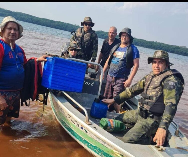 Quatro pescadores são resgatados no Lago de Itaipu depois que a embarcação afundou