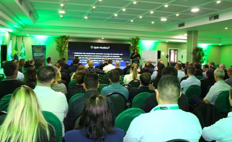 Denise de Toledo expõe perspectivas da economia a cooperados do Sicoob em Foz do Iguaçu