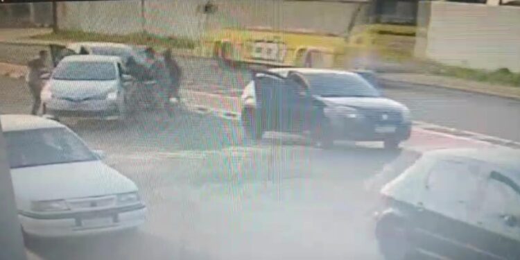 Assaltantes envolvidos em roubos de carros são presos pela PRF em Foz