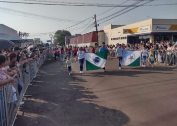Moradores de Santa Terezinha de Itaipu lotam a Rua João XXIII para acompanhar o Desfile da Independência