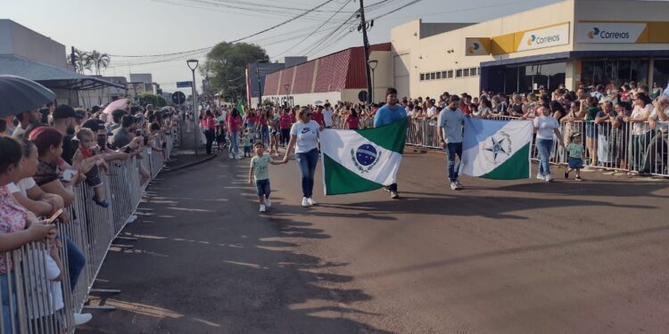 Moradores de Santa Terezinha de Itaipu lotam a Rua João XXIII para acompanhar o Desfile da Independência
