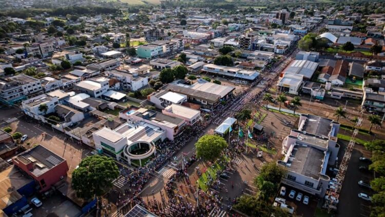 Moradores de Santa Terezinha de Itaipu lotam a Rua João XXIII para acompanhar o Desfile da Independência