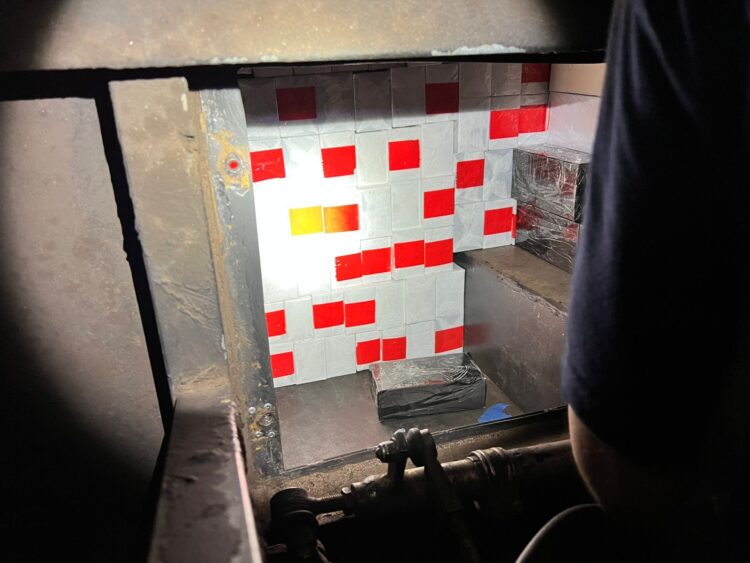 Celulares escondidos em fundo falso de ônibus de turismo são apreendidos na BR 277