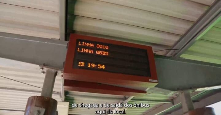 Usuários do transporte coletivo contam agora com painéis eletrônicos que informam horário dos ônibus