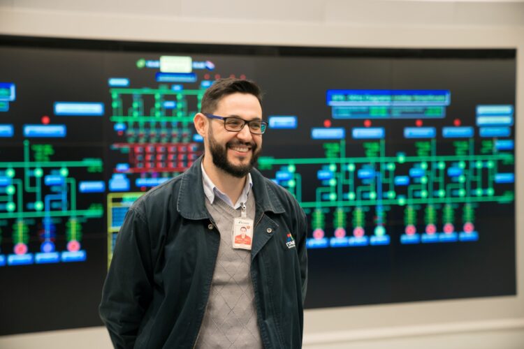 Rio Paraná é represado pela cheia do Iguaçu e atinge clube de pesca e moradores no bairro San Rafael, no Py