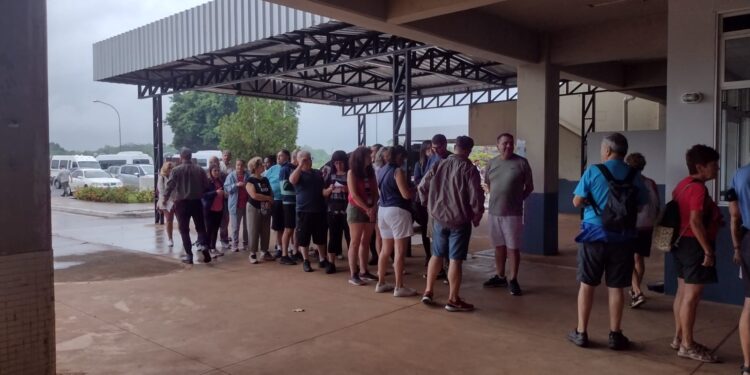 Reforço na equipe deve agilizar atendimento aos turistas na fronteira com a Argentina