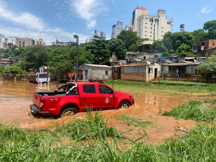 Rio Paraná é represado pela cheia do Iguaçu e atinge clube de pesca e moradores no bairro San Rafael, no Py
