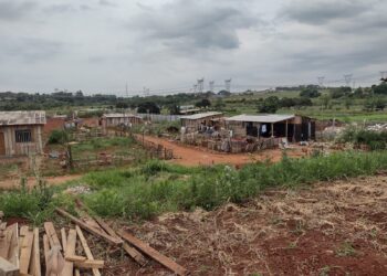 Famílias acampadas em área particular no Jd Universitário reclamam do corte de energia elétrica no local