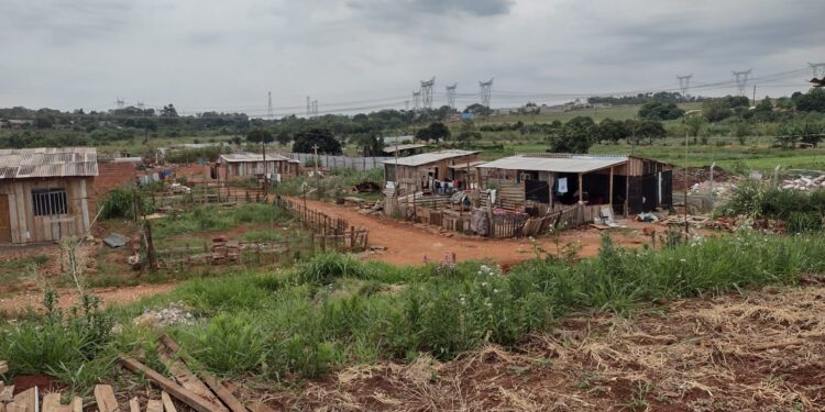 Famílias acampadas em área particular no Jd Universitário reclamam do corte de energia elétrica no local