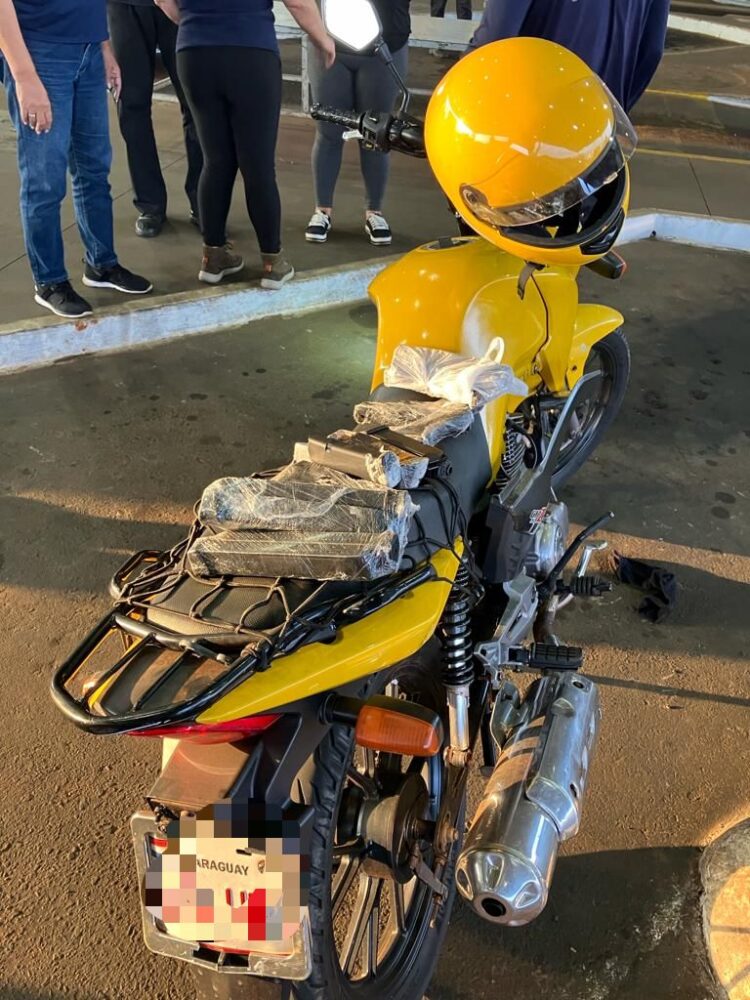 Receita Federal apreende fuzil e pistolas em uma moto na aduana