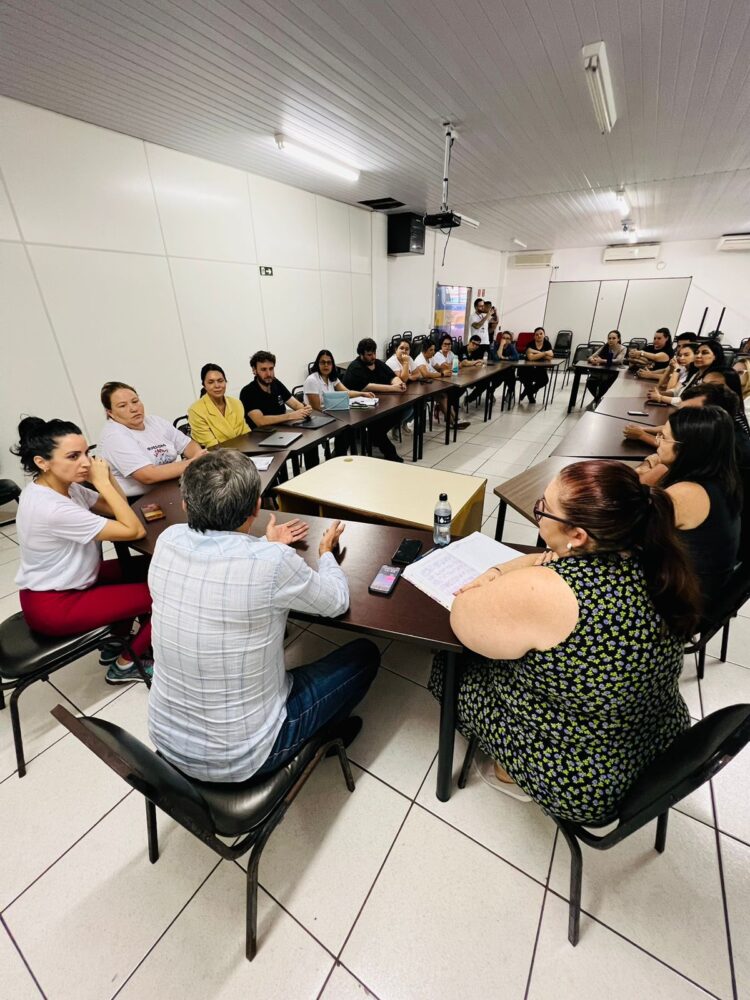 Professores municipais fazem protesto em frente à prefeitura de Foz