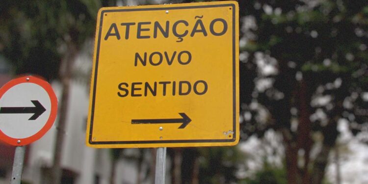 Atenção motoristas: Rua Jorge Sanwais terá sentido único entre a Rua Tarobá e a Avenida JK