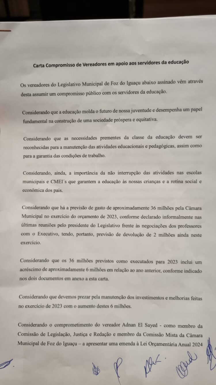 Grupo de vereadores assina Carta Compromisso em apoio aos servidores da educação