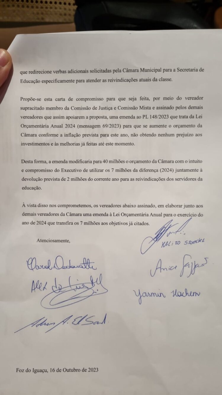 Grupo de vereadores assina Carta Compromisso em apoio aos servidores da educação