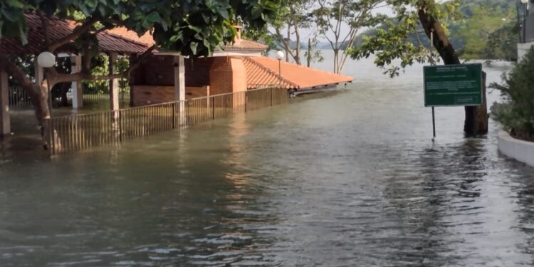 Rio Paraná é represado pela cheia do Iguaçu e atinge clube de pesca e moradores no bairro San Rafael, no Py