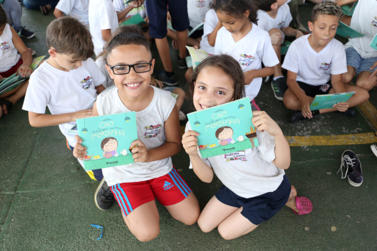 Sicoob encanta crianças com a arte de contar histórias no Shopping Catuaí