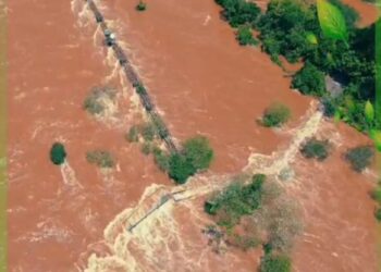 Forte correnteza no Rio Iguaçu leva parte da passarela das Cataratas no lado argentino do Parque Nacional