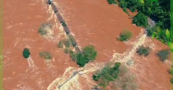 Forte correnteza no Rio Iguaçu leva parte da passarela das Cataratas no lado argentino do Parque Nacional
