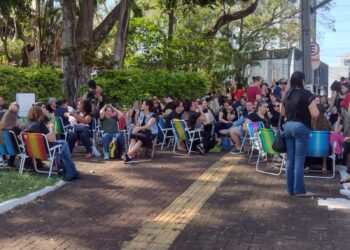 Professores municipais de Foz entram em greve e fazem manifestação em frente à prefeitura