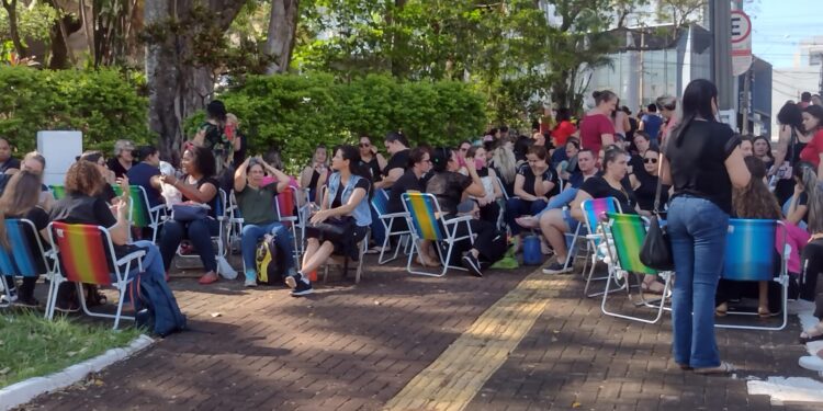 Professores municipais de Foz entram em greve e fazem manifestação em frente à prefeitura