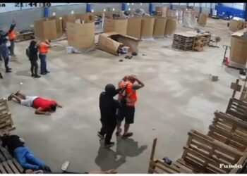 Dez trabalhadores e uma criança são feitos reféns durante tentativa de assalto a uma transportadora em Foz