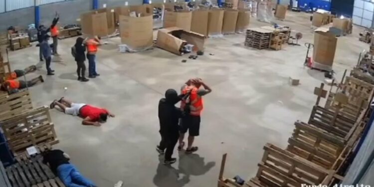 Dez trabalhadores e uma criança são feitos reféns durante tentativa de assalto a uma transportadora em Foz