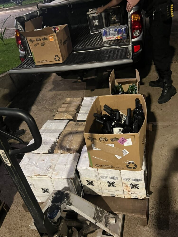 PF apreende bebidas e carnes trazidas ilegalmente da Argentina e vendidas em comércios de Foz