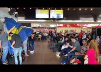 Torcedores argentinos “invadem” a rodoviária de Foz do Iguaçu com destino ao Rio de Janeiro