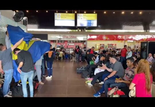 Torcedores argentinos “invadem” a rodoviária de Foz do Iguaçu com destino ao Rio de Janeiro