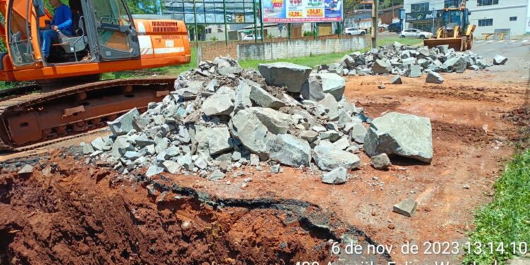 Trecho da Rua Mato Grosso é fechado para reparos por causa da chuva