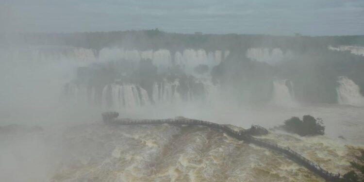 Um dia depois de reaberta, passarela das Cataratas volta a ser fechada por medida de segurança