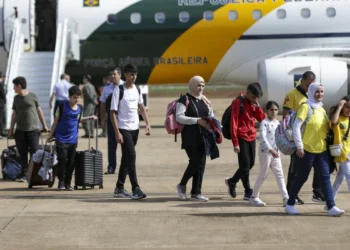 Voo com brasileiros repatriados da Cisjordânia pousa em Brasília
