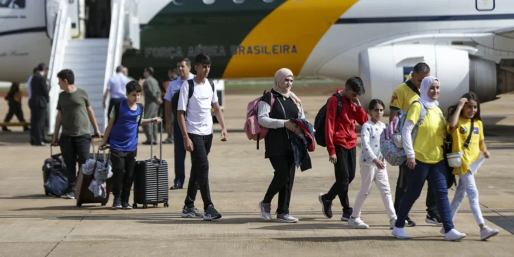 Voo com brasileiros repatriados da Cisjordânia pousa em Brasília