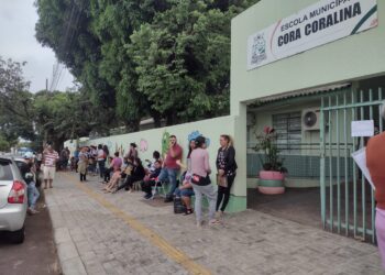 Pais fazem fila em Escola Municipal para garantir matrícula dos filhos
