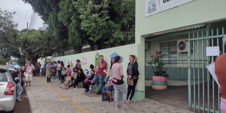 Pais fazem fila em Escola Municipal para garantir matrícula dos filhos