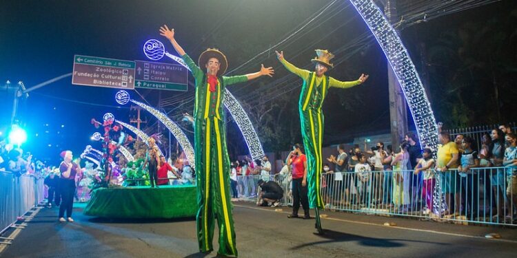 Programação do Natal Águas e Luzes terá shows, desfiles e apresentações artísticas em Foz