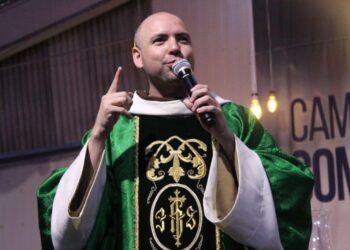 Moradores se encantam com a Parada de Natal em Foz do Iguaçu