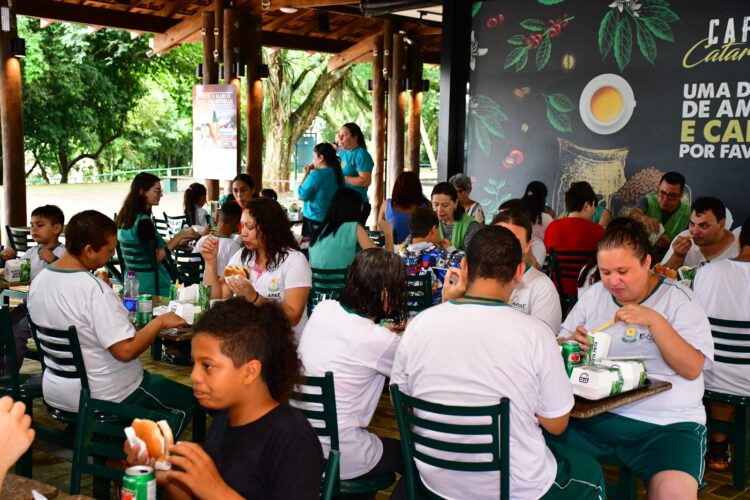 Alunos da APAE de Foz do Iguaçu ganham um dia especial no Parque Nacional do Iguaçu