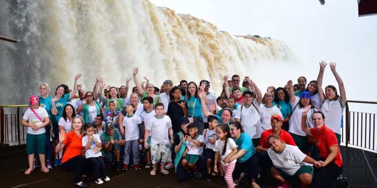 Alunos da APAE de Foz do Iguaçu ganham um dia especial no Parque Nacional do Iguaçu