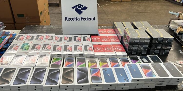 Três pessoas são presas com carga de celulares avaliada em R$ 314 mil
