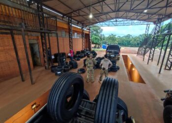Depósito de pneus contrabandeados do Paraguai é fechado pela polícia